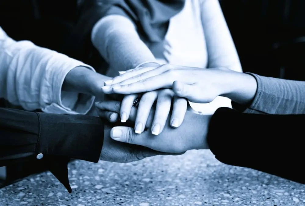 Des mains les une sur les autres